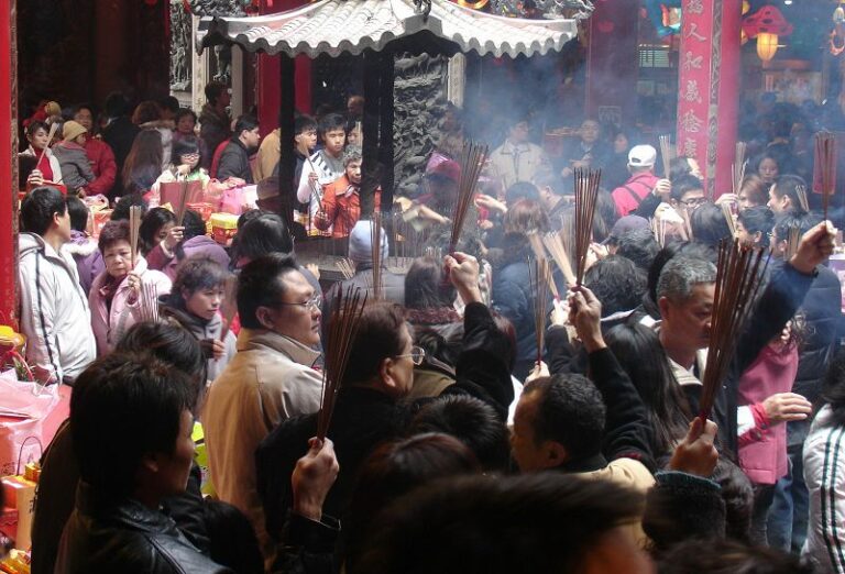 媽祖聖誕日 大甲鎮瀾宮出現人潮祭拜媽祖